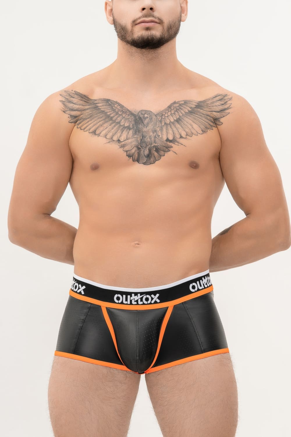 Outtox. Gewickelte Shorts mit Druckknopfverschluss. Schwarz+Orange