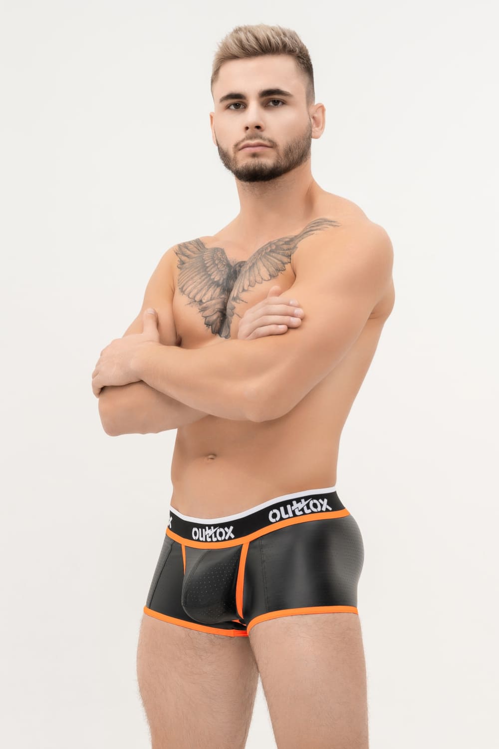 Outtox. Shorts mit offenem Rücken und Druckknopf-Codpiece. Schwarz+Orange