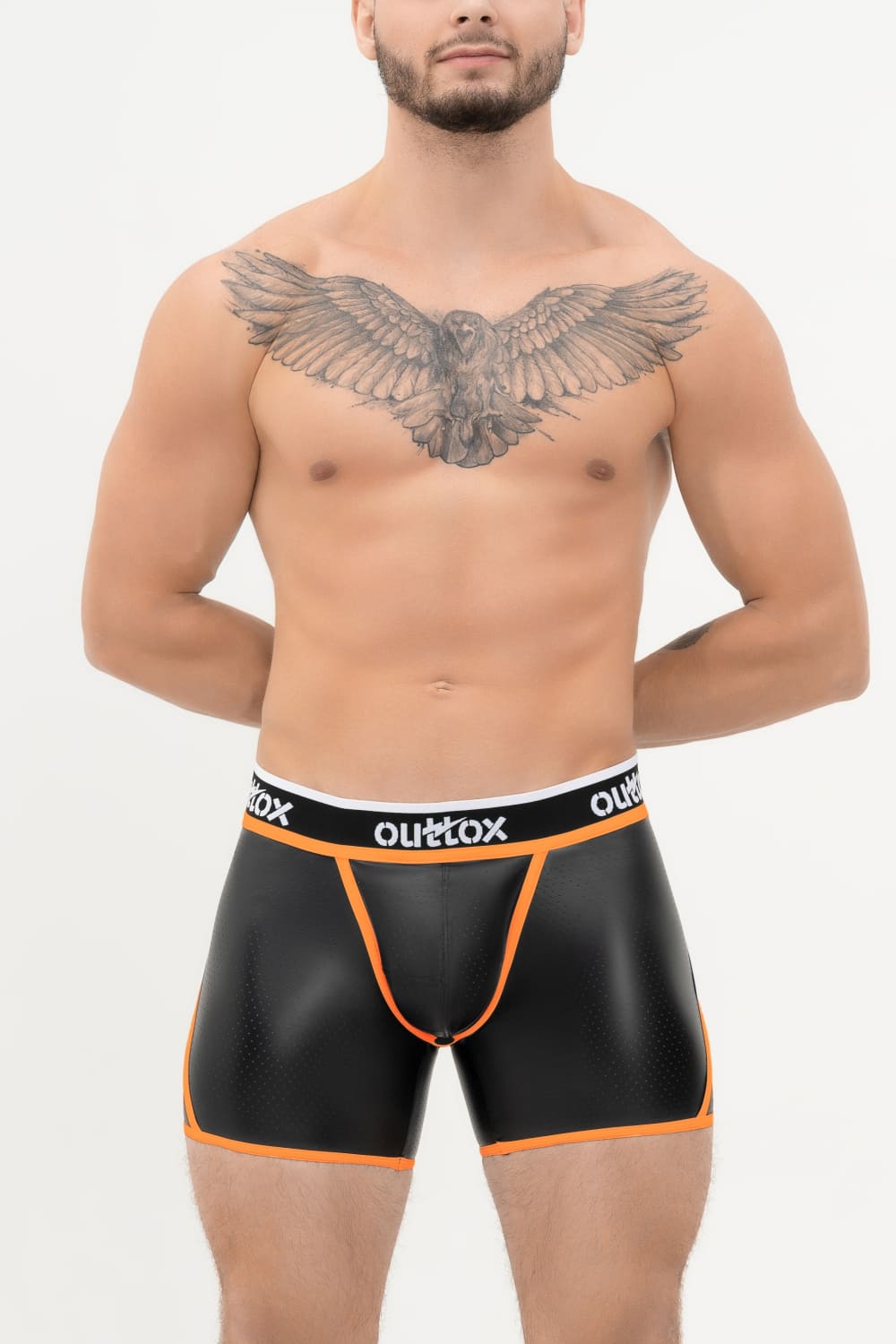 Outtox. Shorts mit offenem Rücken und Druckknopf. Schwarz+Orange