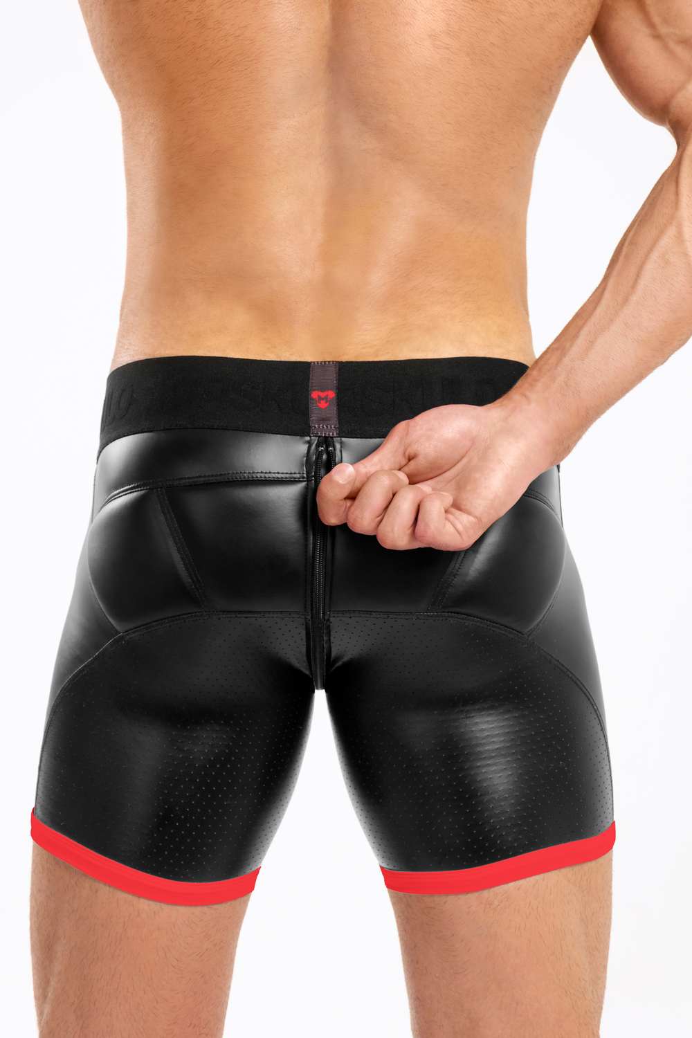 Basic Shorts mit Polstern. Reißverschluss hinten. Schwarz+Rot