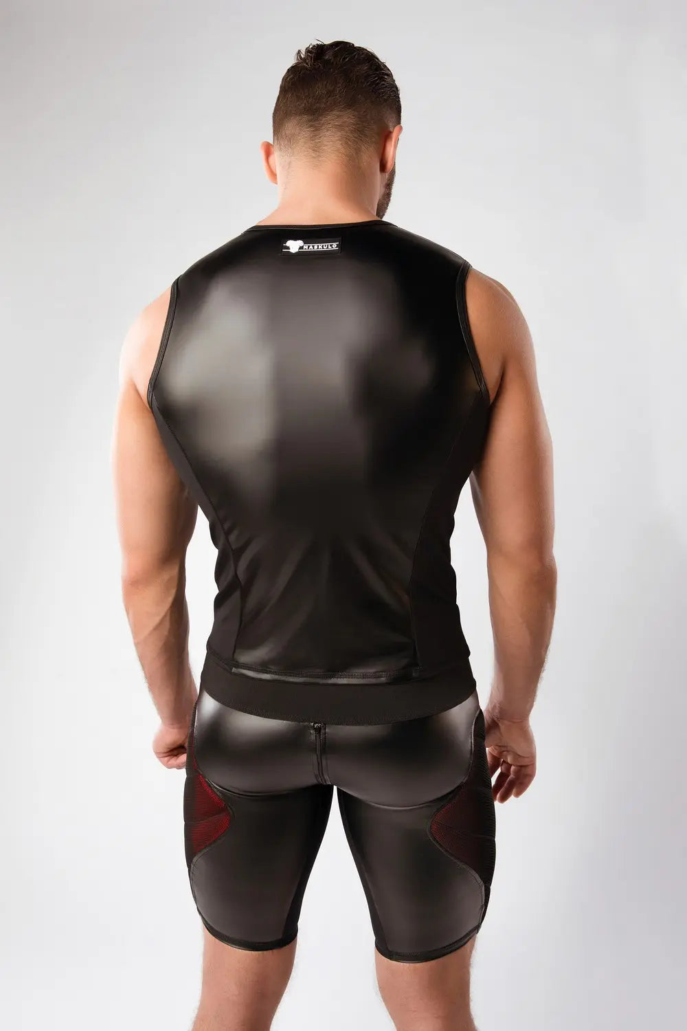 Kleur-onder. Heren tanktop. Voorste pads. Zwart+Rood