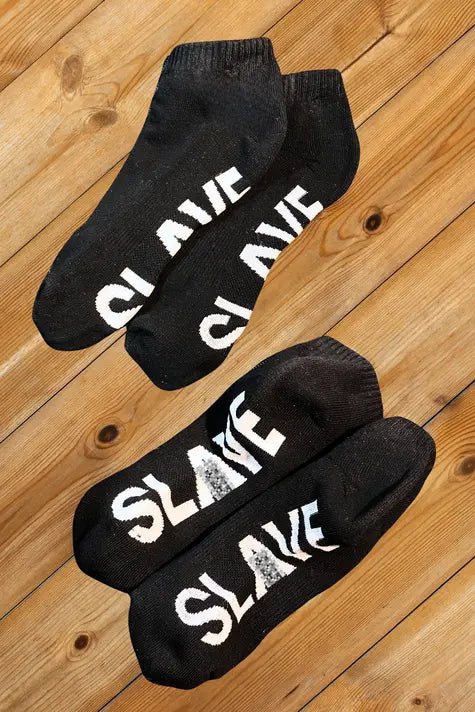 Maskulo Ankle Socks "SLAVE" in black and white. Thick material, one size fits most (EU 38-43). MSC108-YX. Fashion accessory.