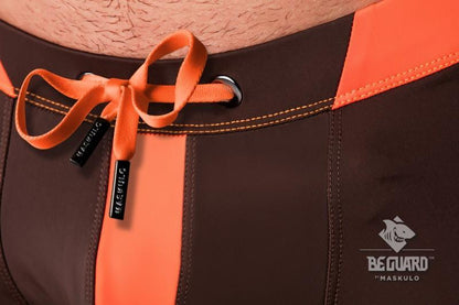 Badeshorts mit Reißverschlussimitat auf der Vorderseite. Braun+Orange