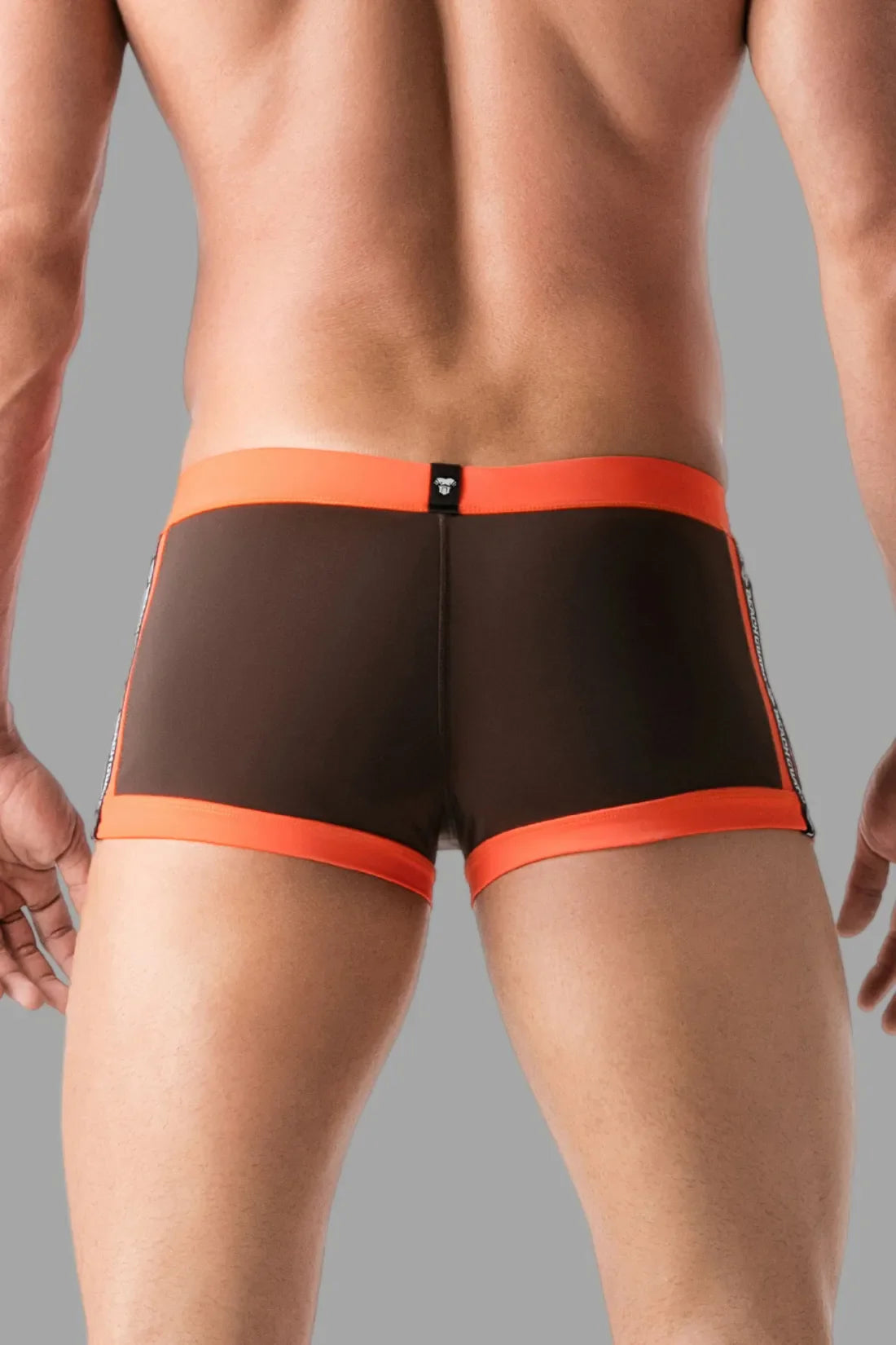 Badeshorts mit Reißverschlussimitat auf der Vorderseite. Braun und Orange