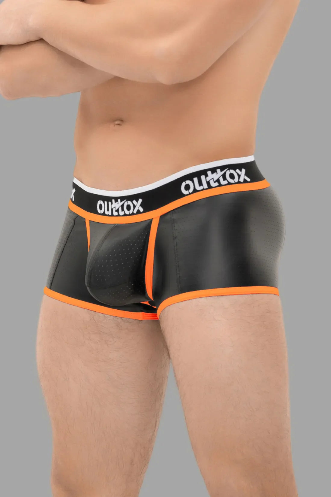 Outtox. Shorts mit offenem Rücken und Druckknopf-Codpiece. Schwarz und Orange