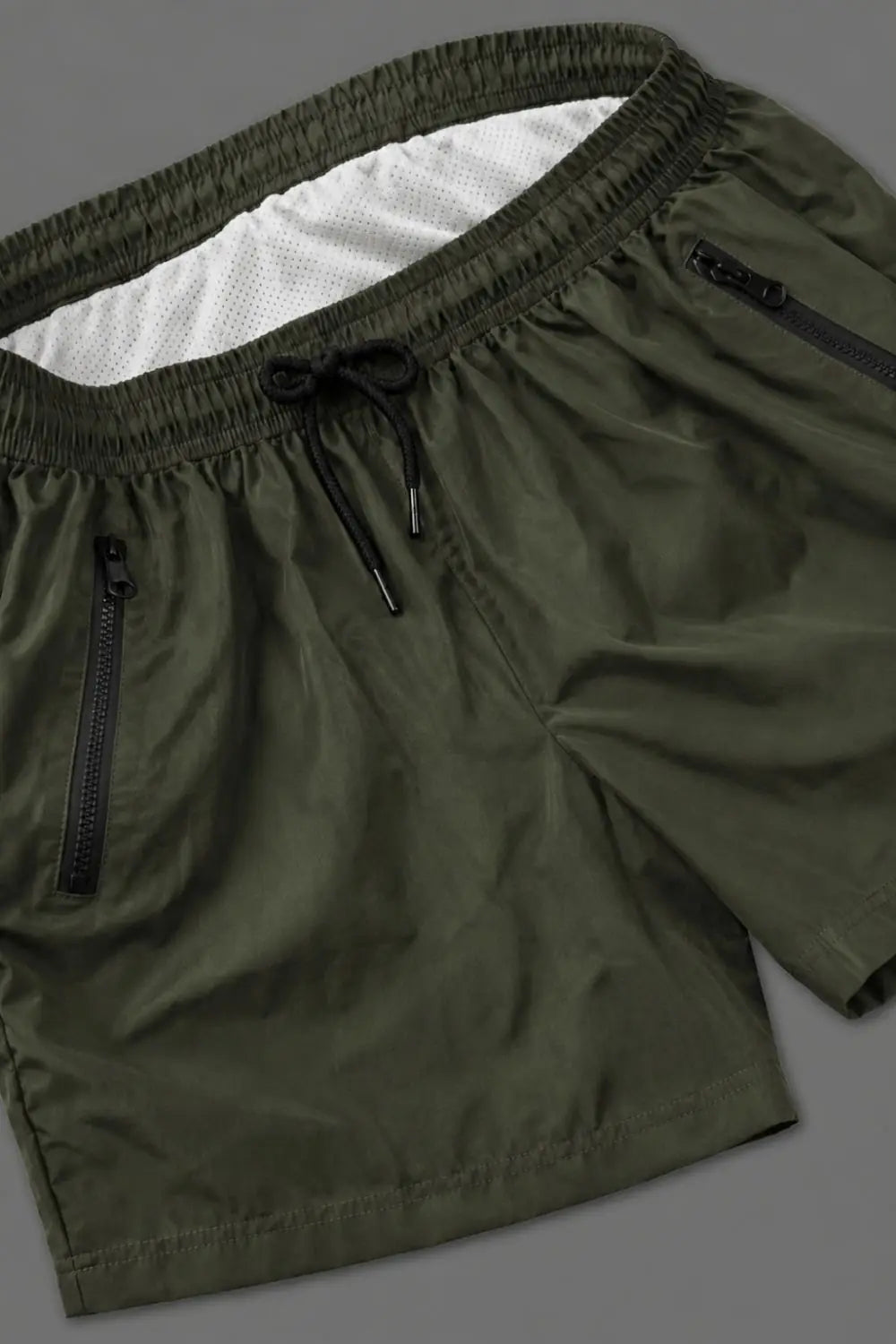 Jedd Synther Weiche Shorts mit Reißverschlusstaschen. Armeegrün