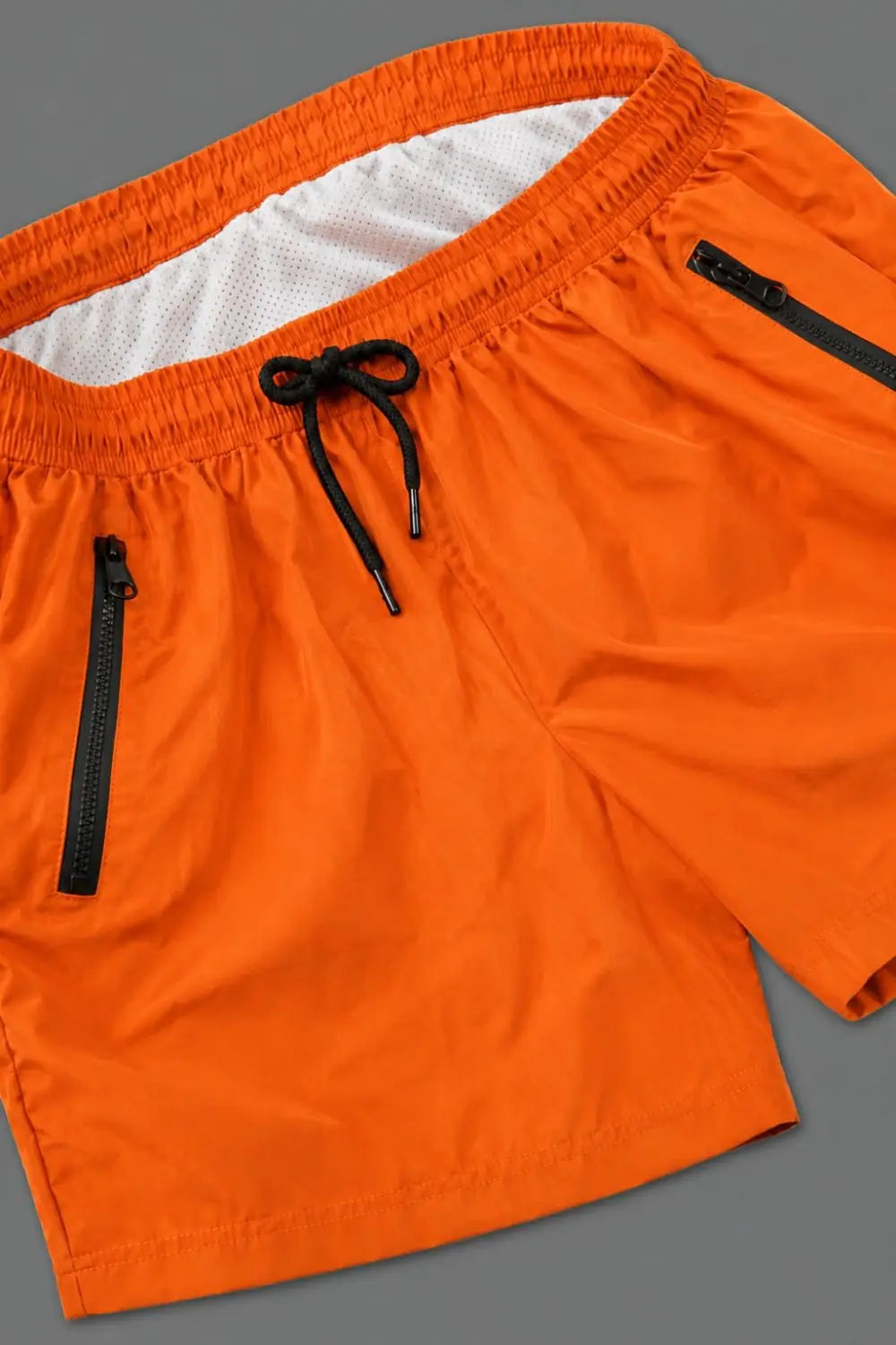 Jedd Synther Weiche Shorts mit Reißverschlusstaschen. Orange