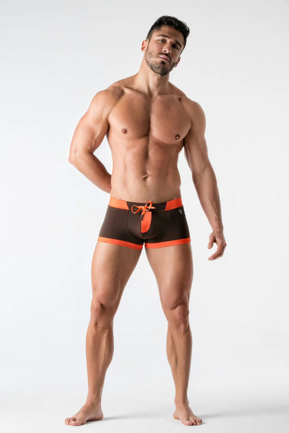 Zwemshort met imitatierits aan de voorkant. Bruin+oranje