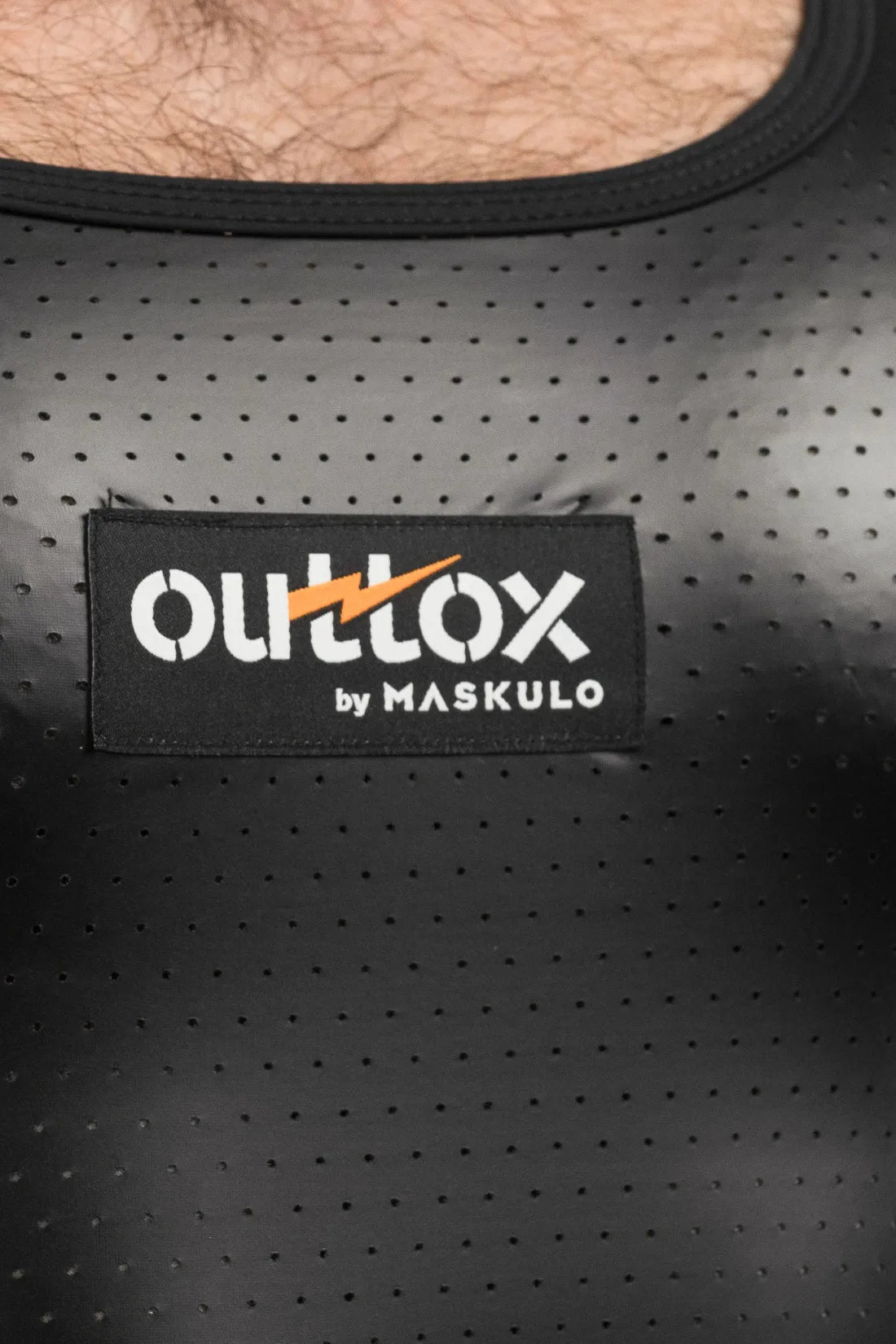 Outtox. Camiseta sin mangas. Negro