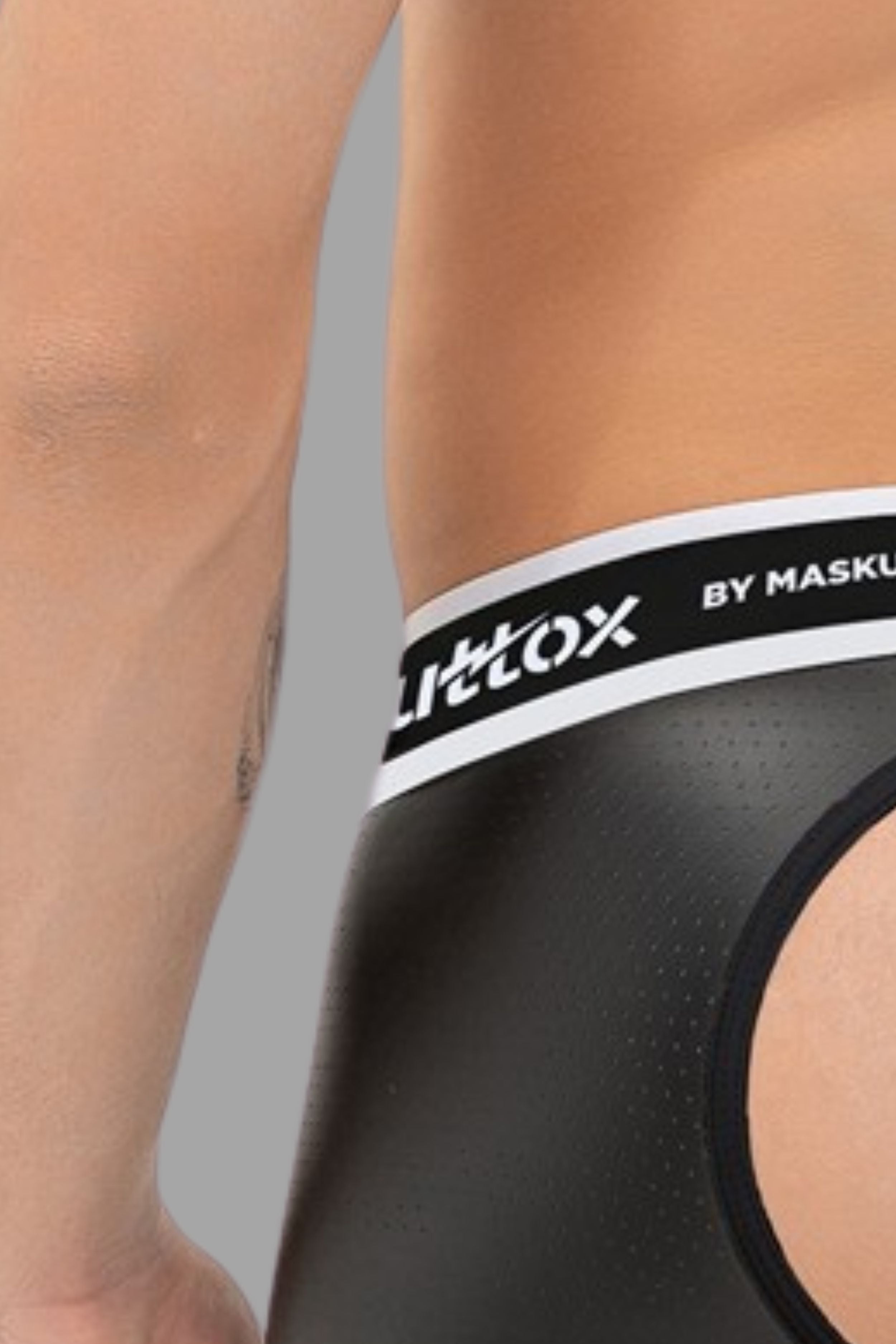 Outtox. Shorts mit offenem Rücken und Druckknopf-Codpiece. Schwarz