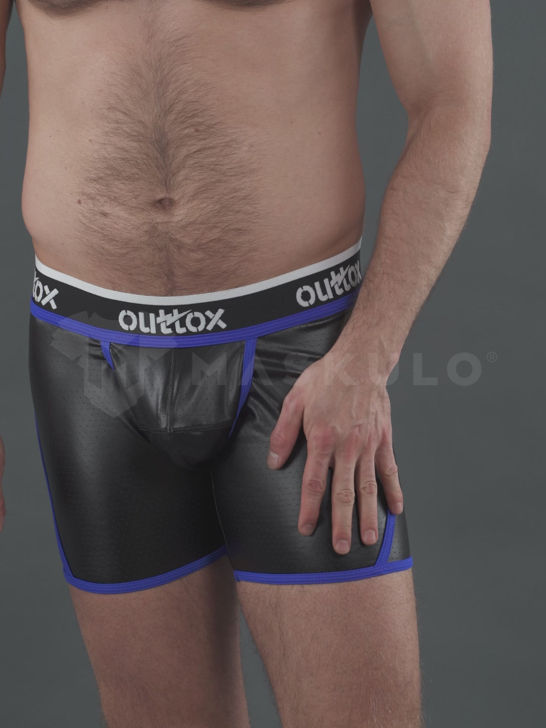 Outtox. Shorts mit offenem Rücken und Druckknopf-Codpiece